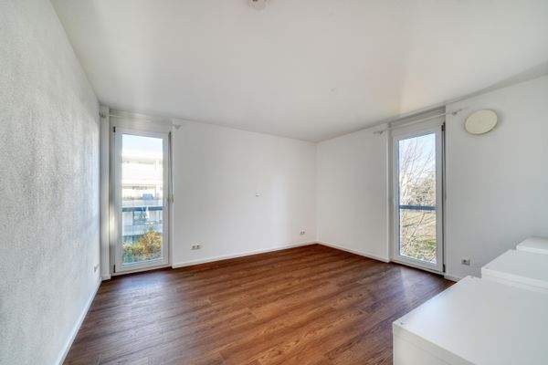 Quadratisch geschnittenes Schlafzimmer mit bodentiefen Fenstern