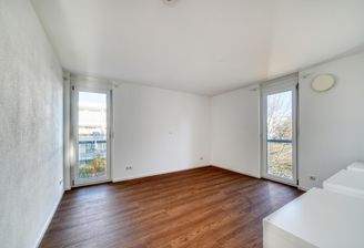 Quadratisch geschnittenes Schlafzimmer mit bodentiefen Fenstern