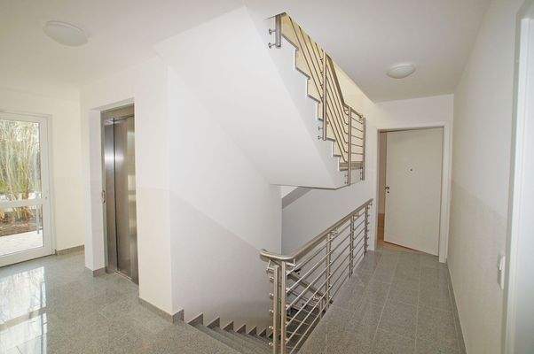 Treppenhaus mit Fahrstuhl