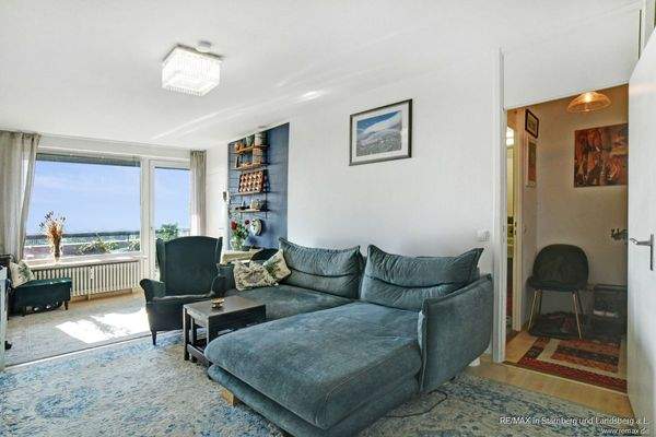 Großes, helles und freundliches Wohnzimmer mit Parkett, West-Ausrichtung und großem Balkon/großer Loggia