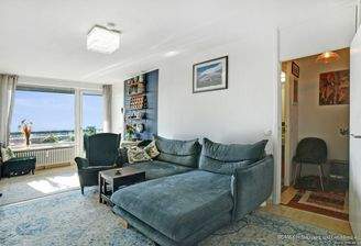 Großes, helles und freundliches Wohnzimmer mit Parkett, West-Ausrichtung und großem Balkon/großer Loggia