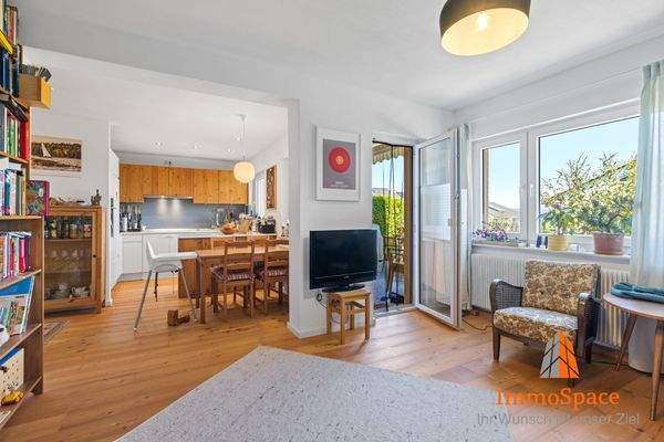 Blick vom Wohnzimmer in den offenen Ess- und Kochbereich