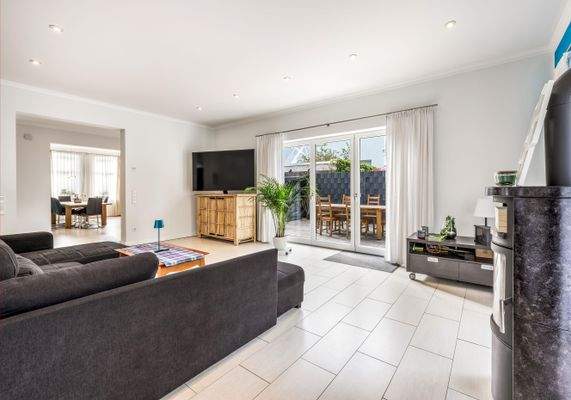 Blick aus dem Wohn- in den Essbereich