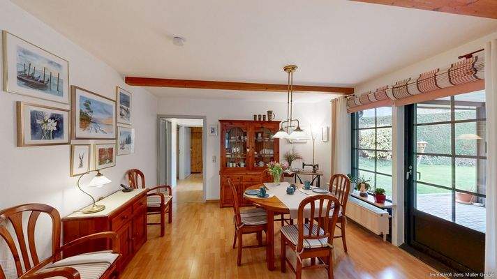 Essbereich mit Blick in den Garten