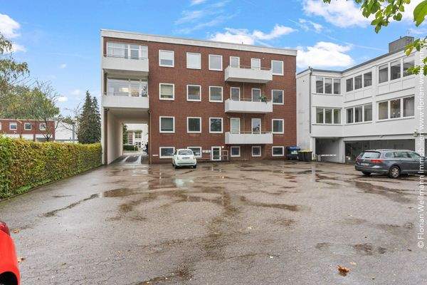 Parkplatz im Hofbereich - 9 Pkw-Stellplätze für drei Mietparteien.