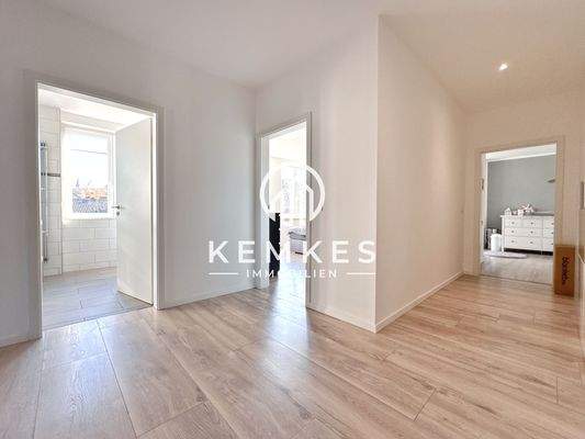 Flur Obergeschoss mit Blick in das Badezimmer sowie zwei Schlafzimmer