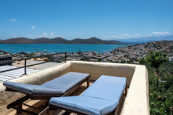 Kreta, Elounda: Charmantes Dorfhaus mit Innenhof und Terrassen mit Meerblick