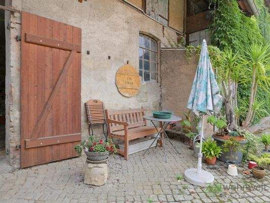 eine der vielen Sitzecken im Innenhof