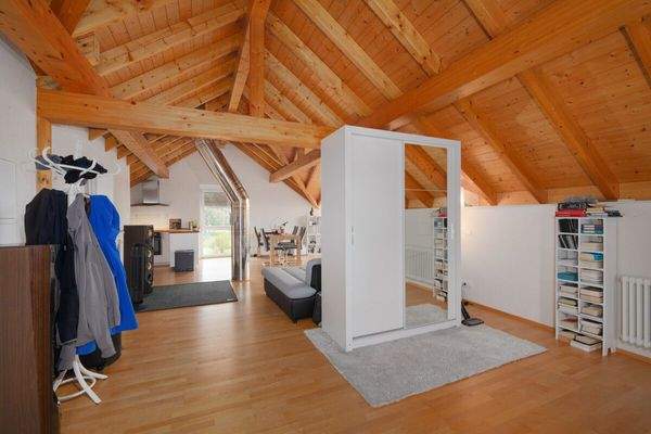 Blick vom Schlafbereich zum Wohnbereich