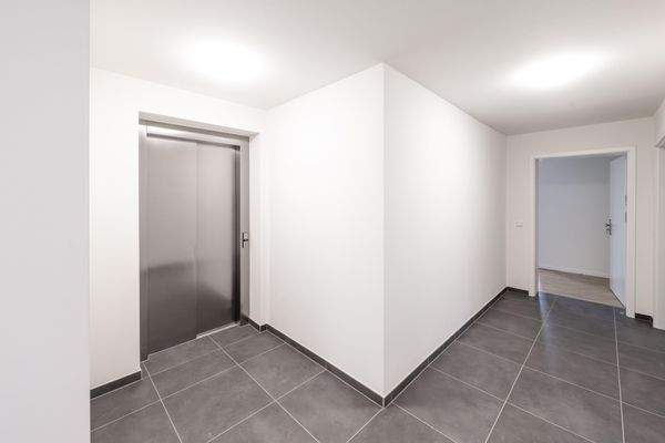 Hausflur mit Fahrstuhl