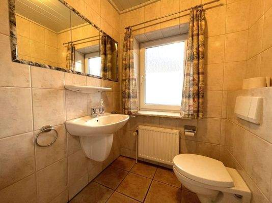 Bad neben Schlafzimmer