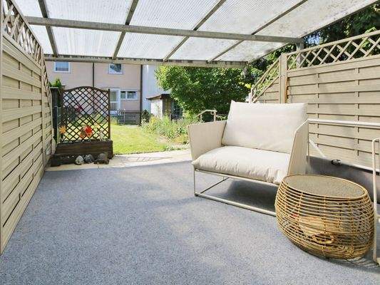 Gemütliche, überdachte Terrasse mit Garten