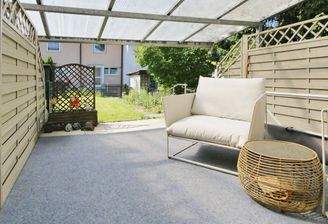 Gemütliche, überdachte Terrasse mit Garten
