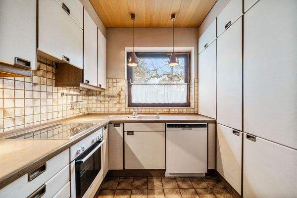 Geschlossene Küche mit Speisekammer