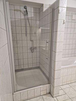 Dusche mit Glasduschkabine