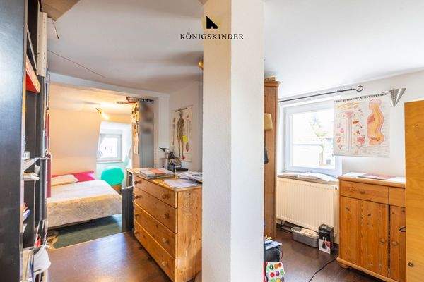 Blick zum Schlafraum und Büro im DG