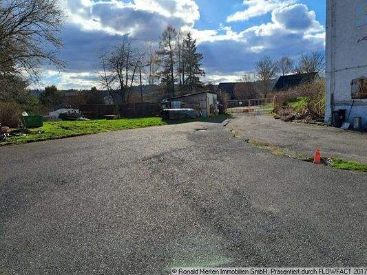 Hof mit Zufahrt