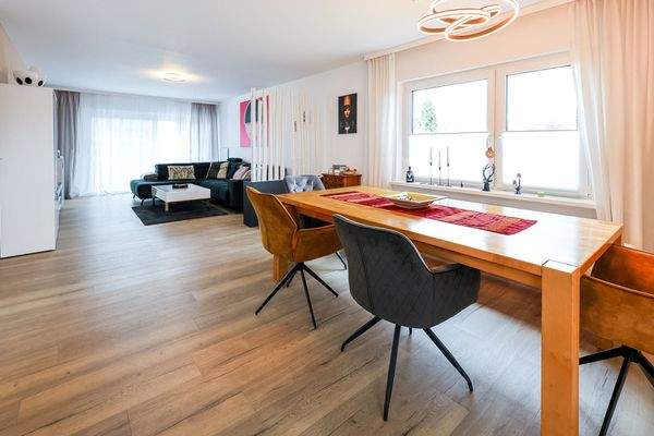 Wohnzimmer mit Essbereich