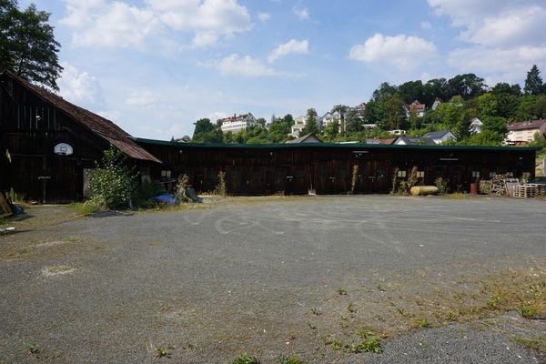 Großer Platz mit 10 Garagen 