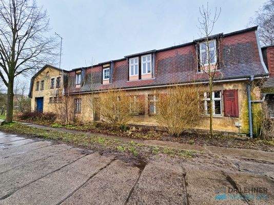 Straßenseite, rechts der Wohnteil