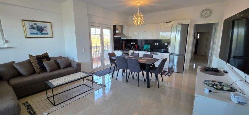 Kreta, Gouves: Gebäude mit 2 neuen und 5 renovierungsbedürftigen Wohnungen zu verkaufen