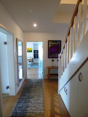 Flur, mit viel Stauraum unter der Treppe.