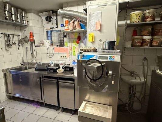 Eismaschine - hochwertige Ausstattung (Mietereigentum)