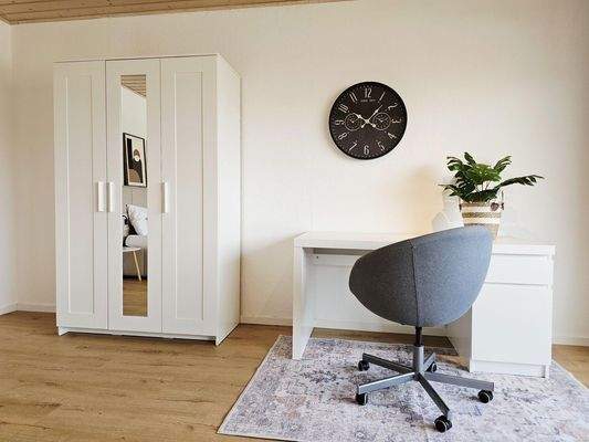 Schrank und Schreibtisch