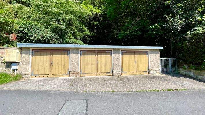 Garagen an der Straße