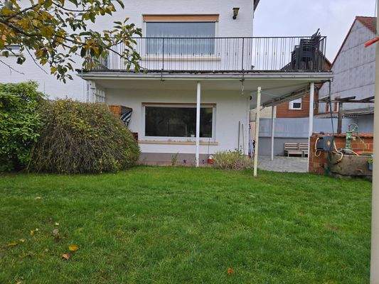 Hausansicht, Blick zur Terrasse EG