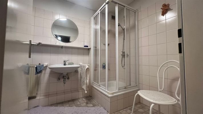 Bad mit Dusche Dachgeschoss