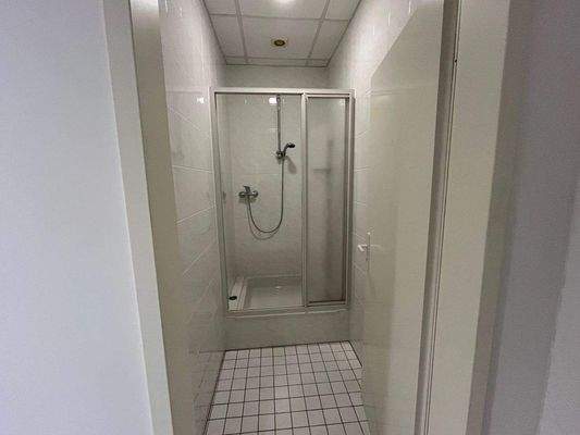 Sanitärbereich, eh. Lager, Fitnesshalle