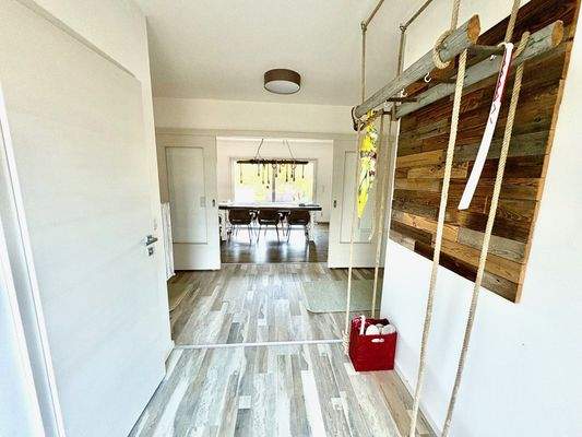 von der Diele über den Esstisch in den Garten