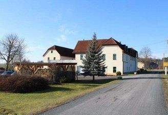 Zufahrtsstraße und Verkaufsobjekt