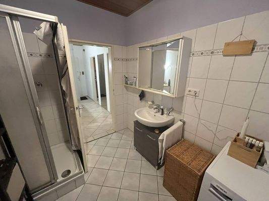 Badezimmer mit Fenster