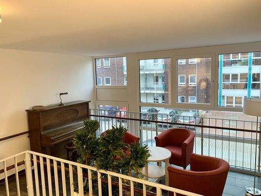 23. Gemeinschaft, Hauptgebäude, Sitzecke mit Klavier