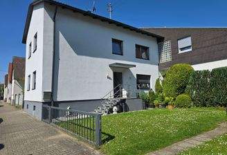 Hausansicht & Vorgarten