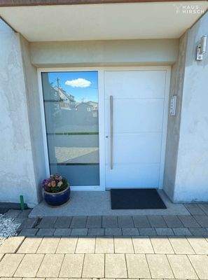 Hauseingang, neue Eingangstür - Verbessert - (KI generiert)