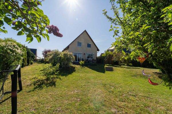 Blick vom Garten zur Terrasse