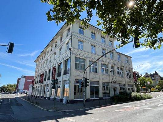 Hausansicht - Wohnung ist in der 2. Etage - Fenster auf der linken Seite Richtung Bahnhof