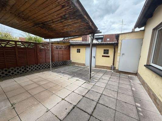 Terrasse mit Blick zum Heizraum und zur Garage