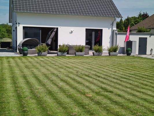 Rückansicht-Garten-Terrasse