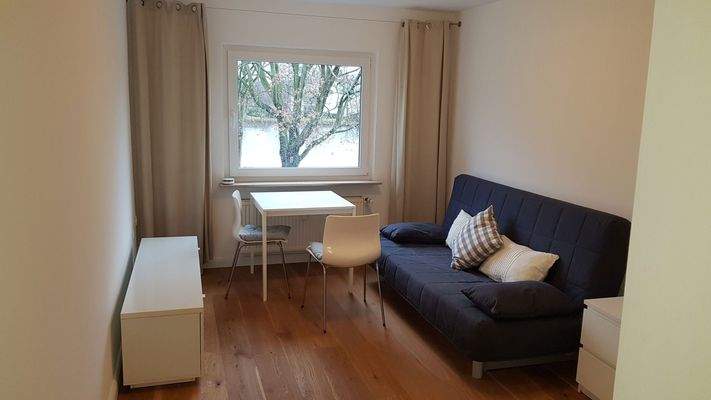 Blick auf Feenteich mit Garten