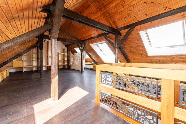 Große Wohnung Dachgeschoss Dachstudio