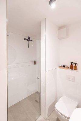 Große bodengleiche Dusche