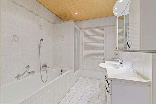 Gepflegtes Bad mit Wanne Dusche WC