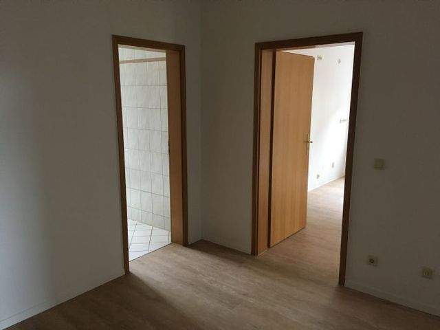 3 Raum Wohnung ab 08.26 in Wilkau-Haßlau zu vermieten, Tageslichtbad mit Dusche u. Wanne - Foto 4