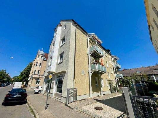 Hausansicht mit Balkon