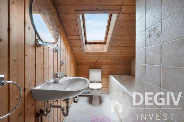 Badezimmer im Dachge