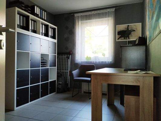 EG-Zimmer mit Zugang zur Garage